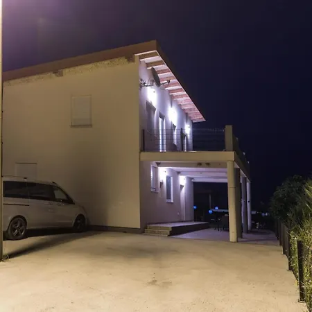House Opuzen Ii